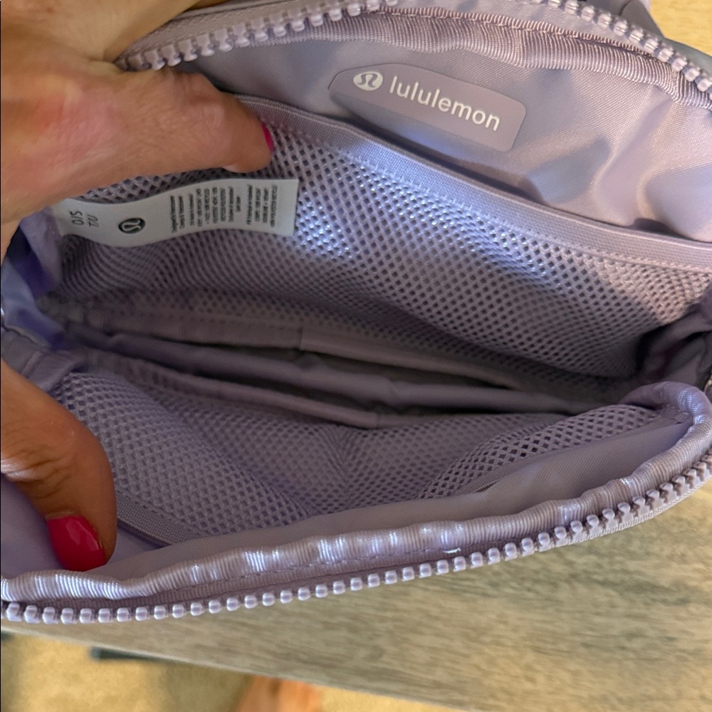 NWOT lululemon Soft Purple Everywhere Bag - Picture 4 of 4